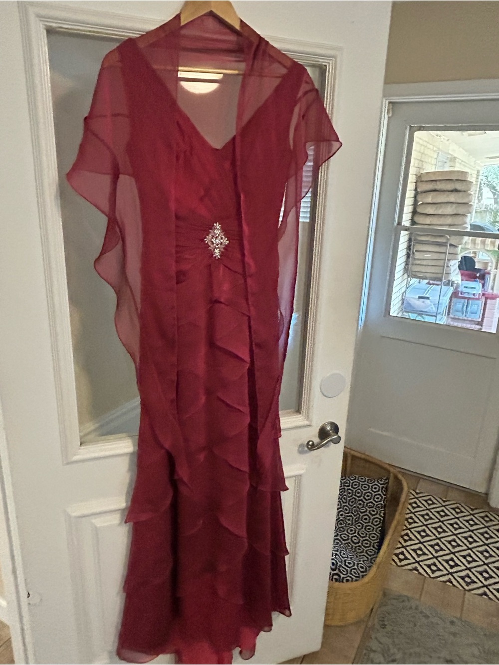 Elegant Red V-Neck Layered Evening Dress with Embellished Waist - Picture 2 of 4